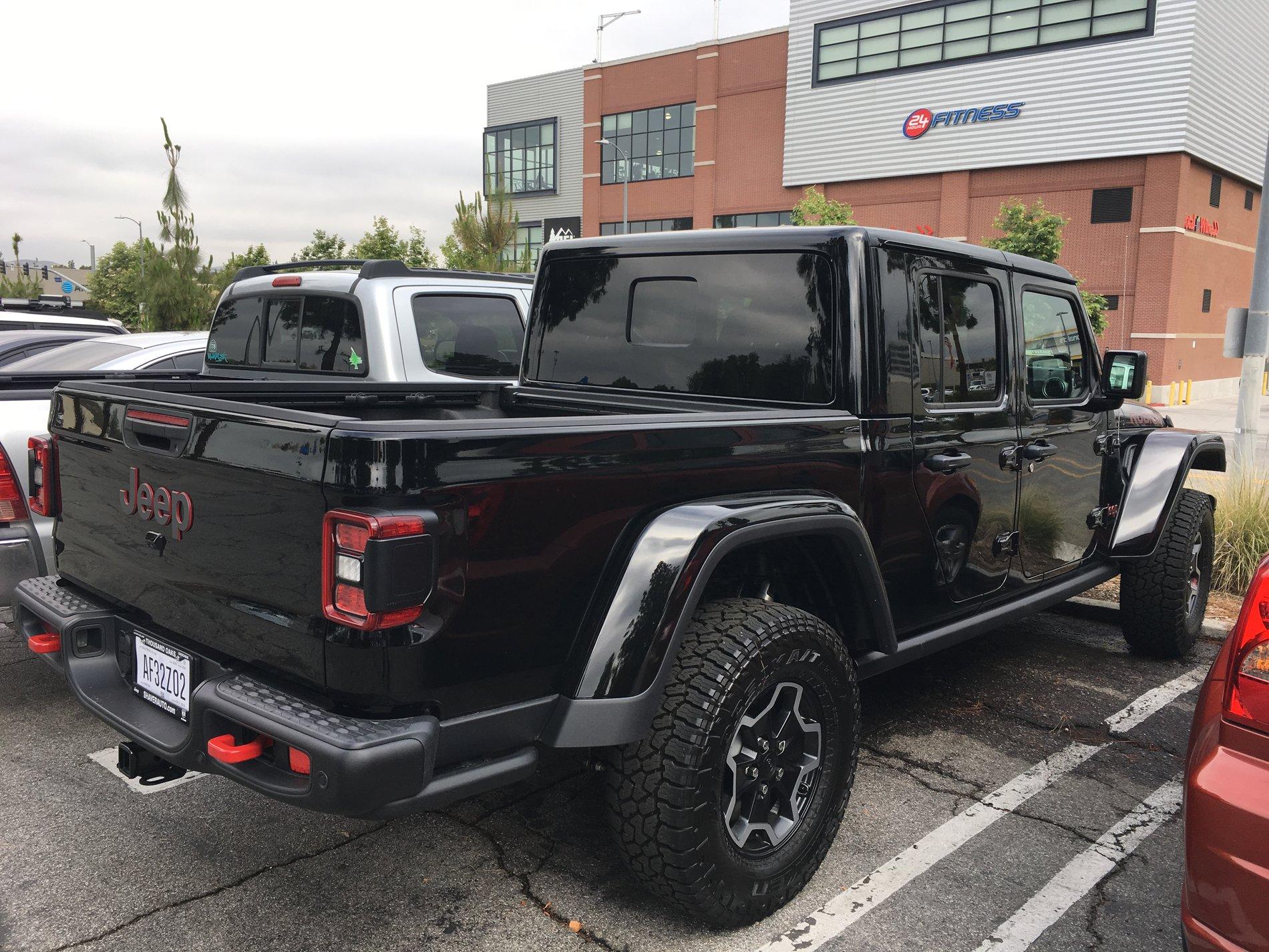 Jeep Gladiator BLACK Gladiator JT Club 270755D6-E189-45CD-A66C-86B3685B05FB
