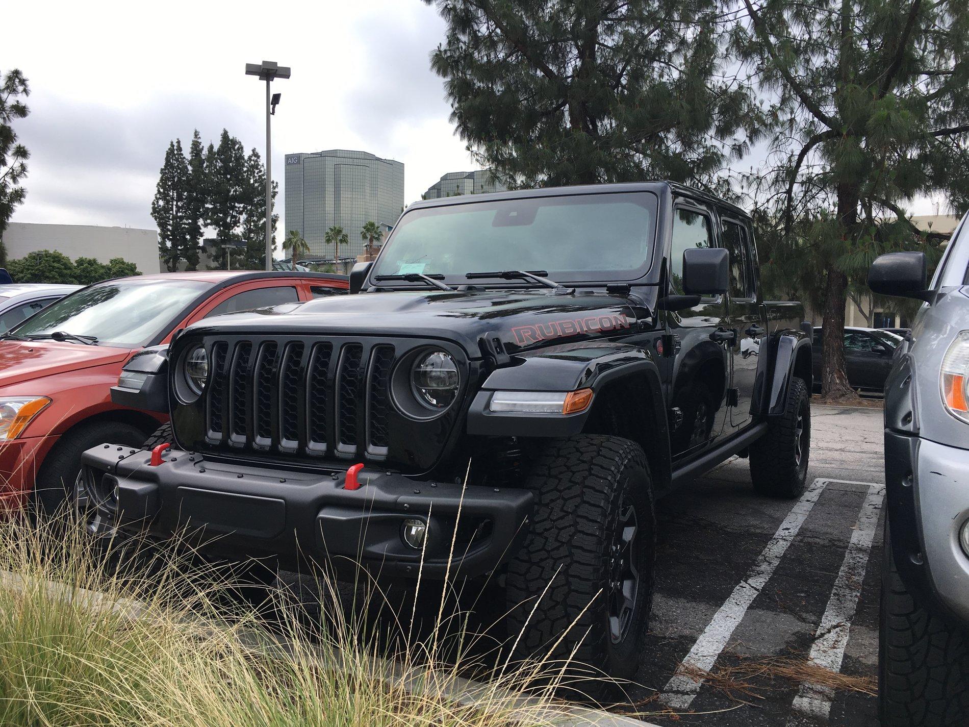 Jeep Gladiator BLACK Gladiator JT Club 83C941A5-8172-42C7-93F5-5343A0E95C19