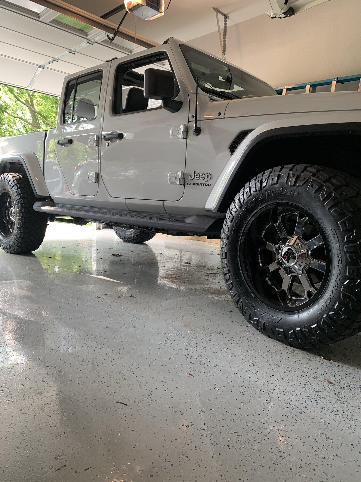 Jeep Gladiator BRIGHT WHITE Gladiator JT Club 845CA655-94B1-484F-9697-13A438C13471