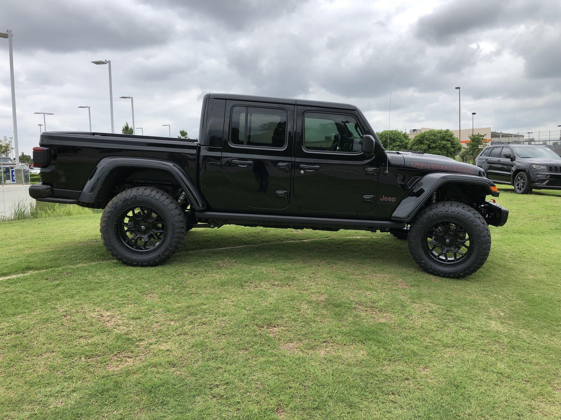 Jeep Gladiator BLACK Gladiator JT Club B4395D53-06FA-464F-A197-00AEBF442274