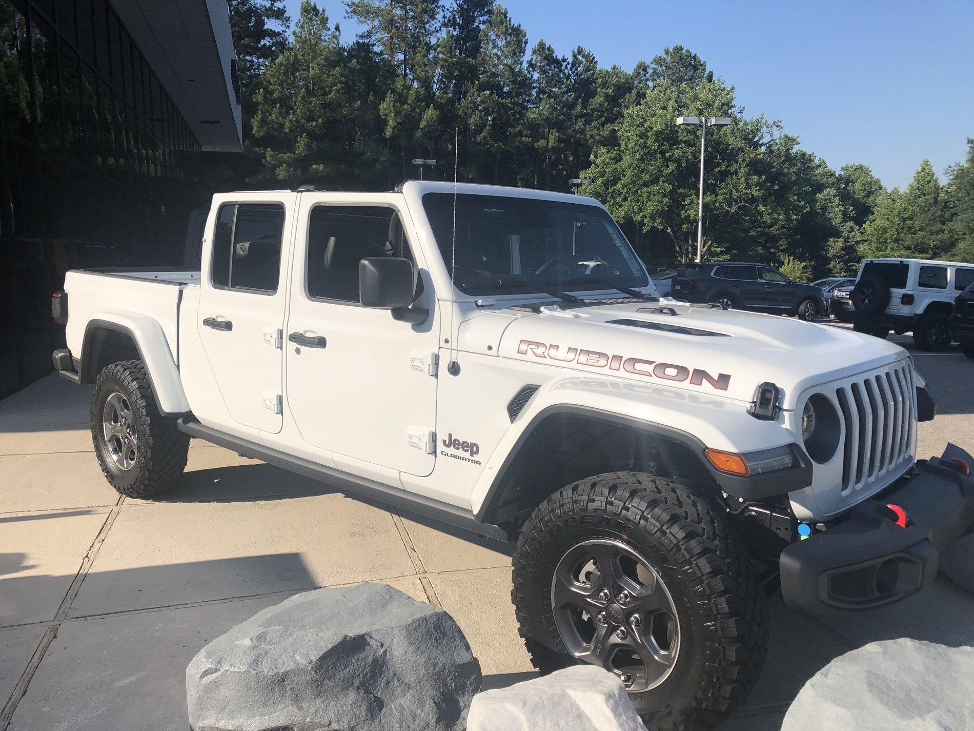 Jeep Gladiator BRIGHT WHITE Gladiator JT Club 7851BBC4-ACA2-4C60-980A-403A95D0A47C