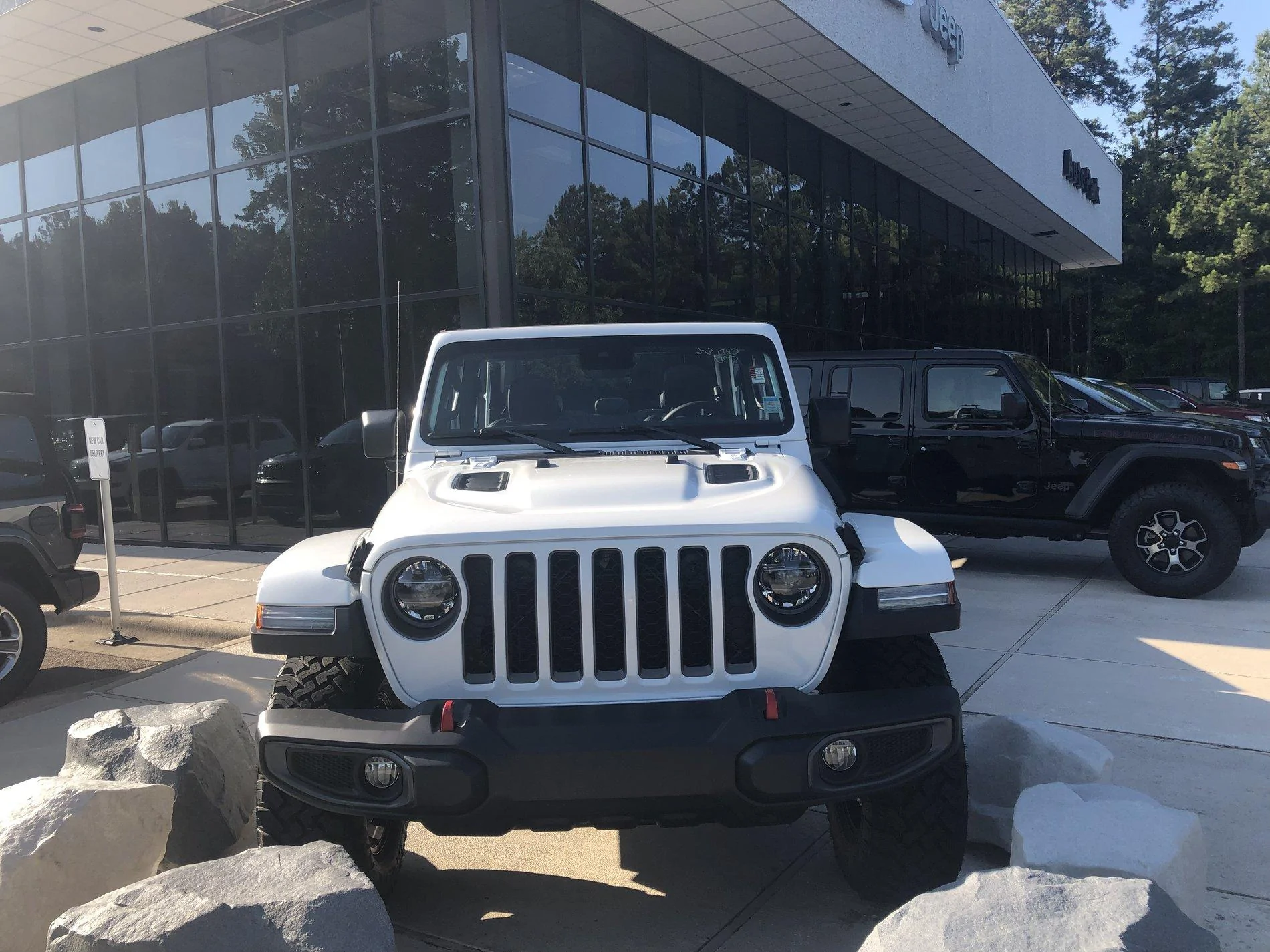 Jeep Gladiator BRIGHT WHITE Gladiator JT Club 6BC6EF17-0732-4D08-B70A-406975DD96F9