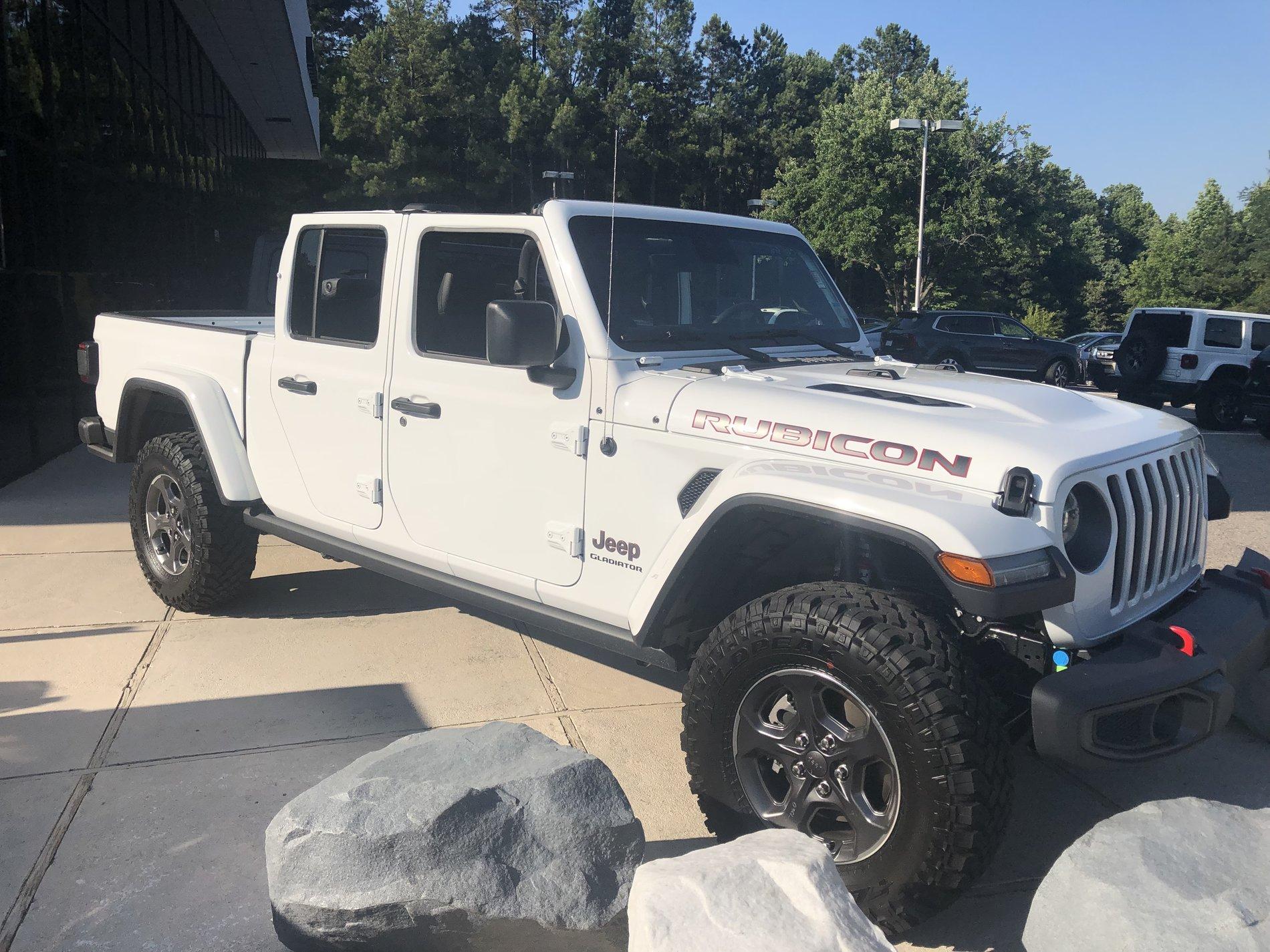 Jeep Gladiator BRIGHT WHITE Gladiator JT Club F1C378B3-2165-47AB-8384-386FA0986937