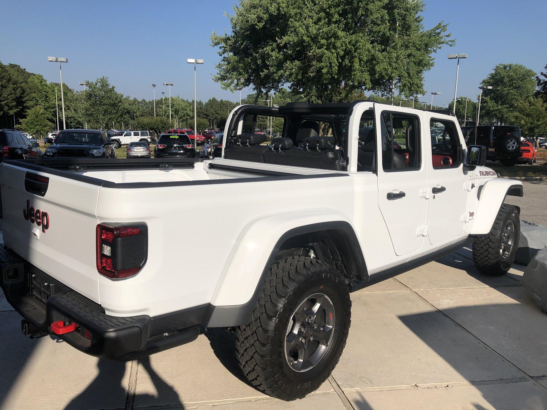 Jeep Gladiator BRIGHT WHITE Gladiator JT Club 9AC614BB-0C9B-4B55-A9E0-72CDAF25CF7A