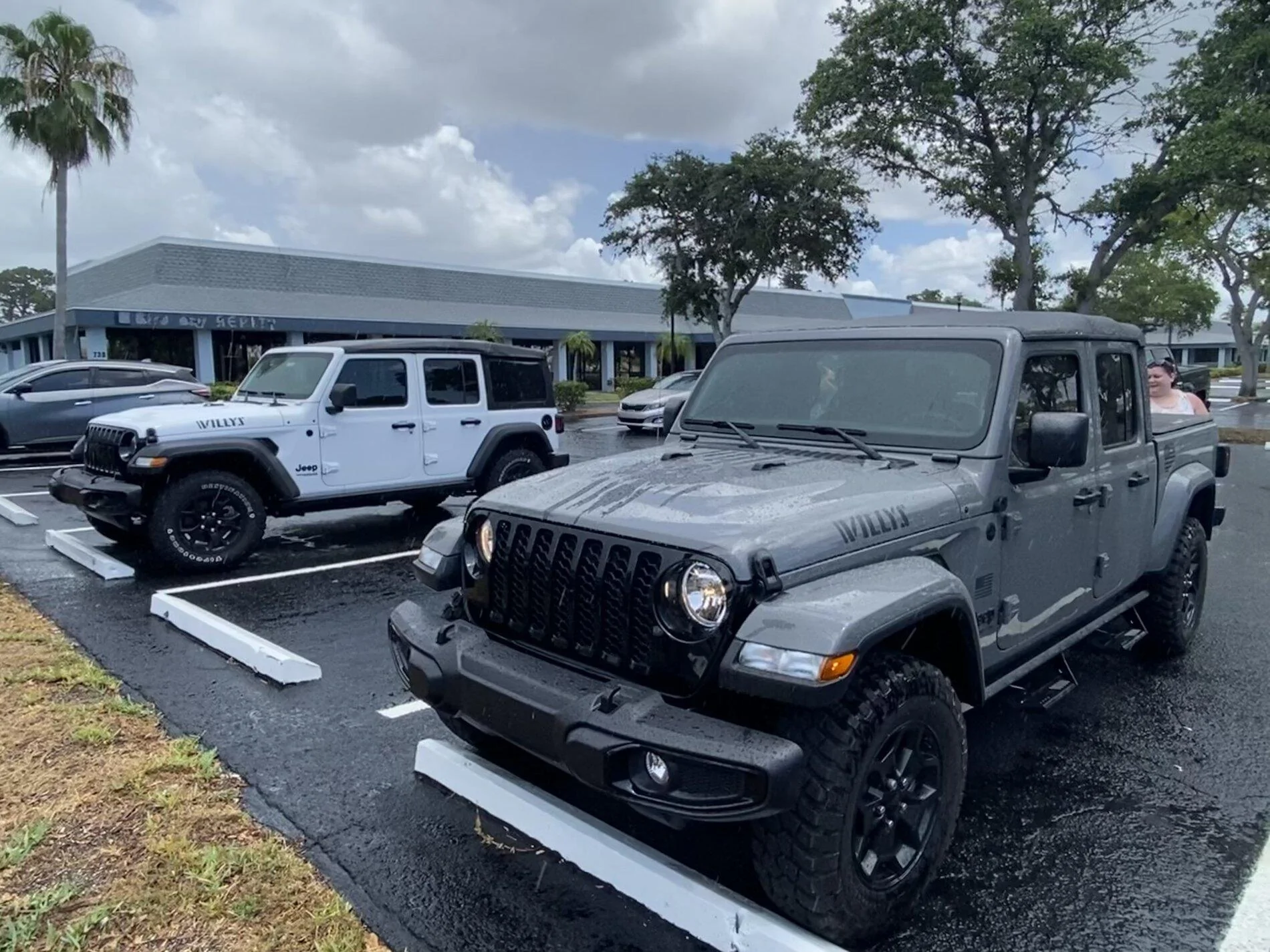 Jeep Gladiator Jeeps Parking Next To Jeeps 9944AE7D-00F1-4A74-B8A2-A19858CB3D8B
