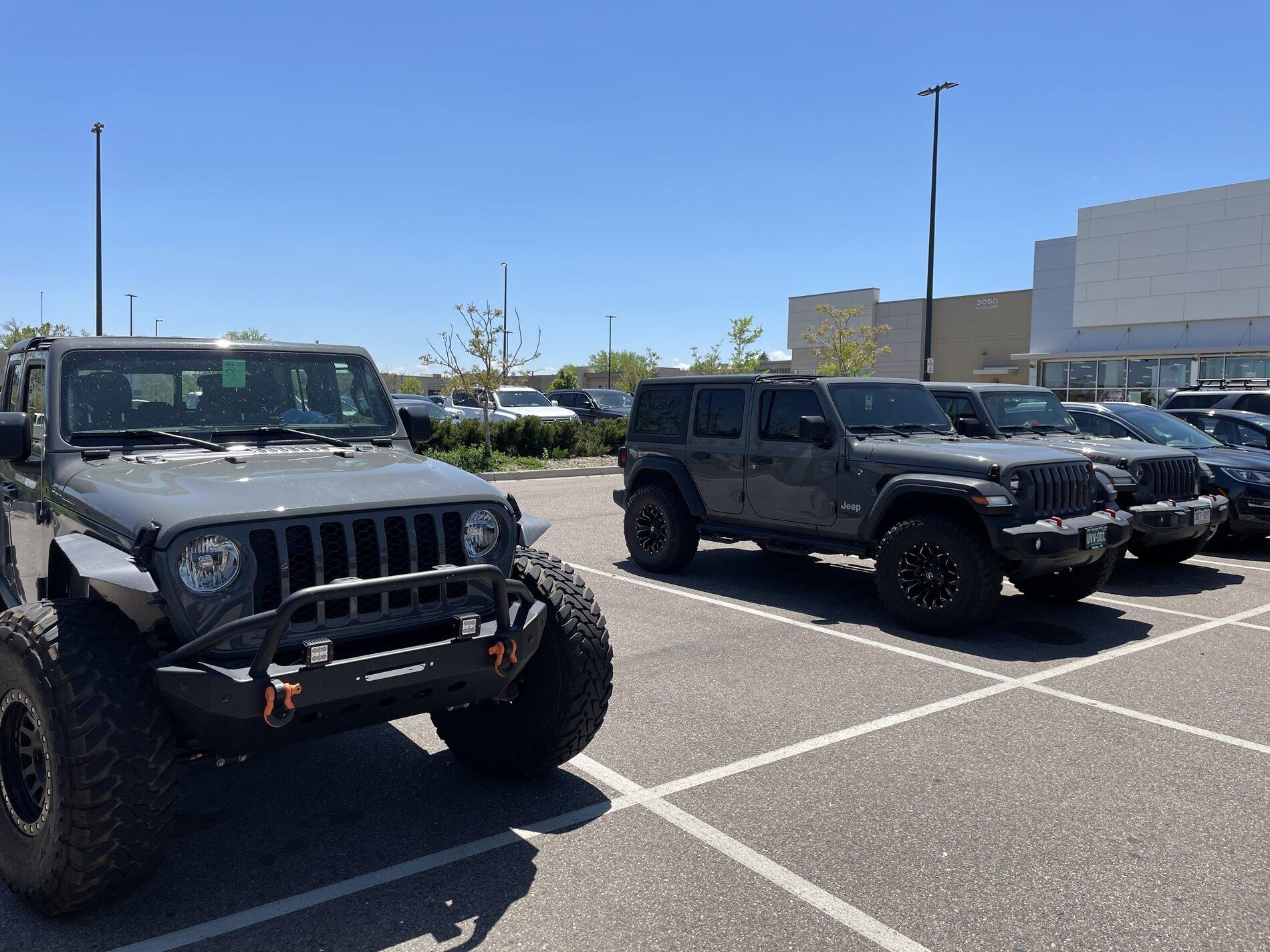 Jeep Gladiator Jeeps Parking Next To Jeeps 3B7CED25-A31B-45AB-A117-EC7C50262C83