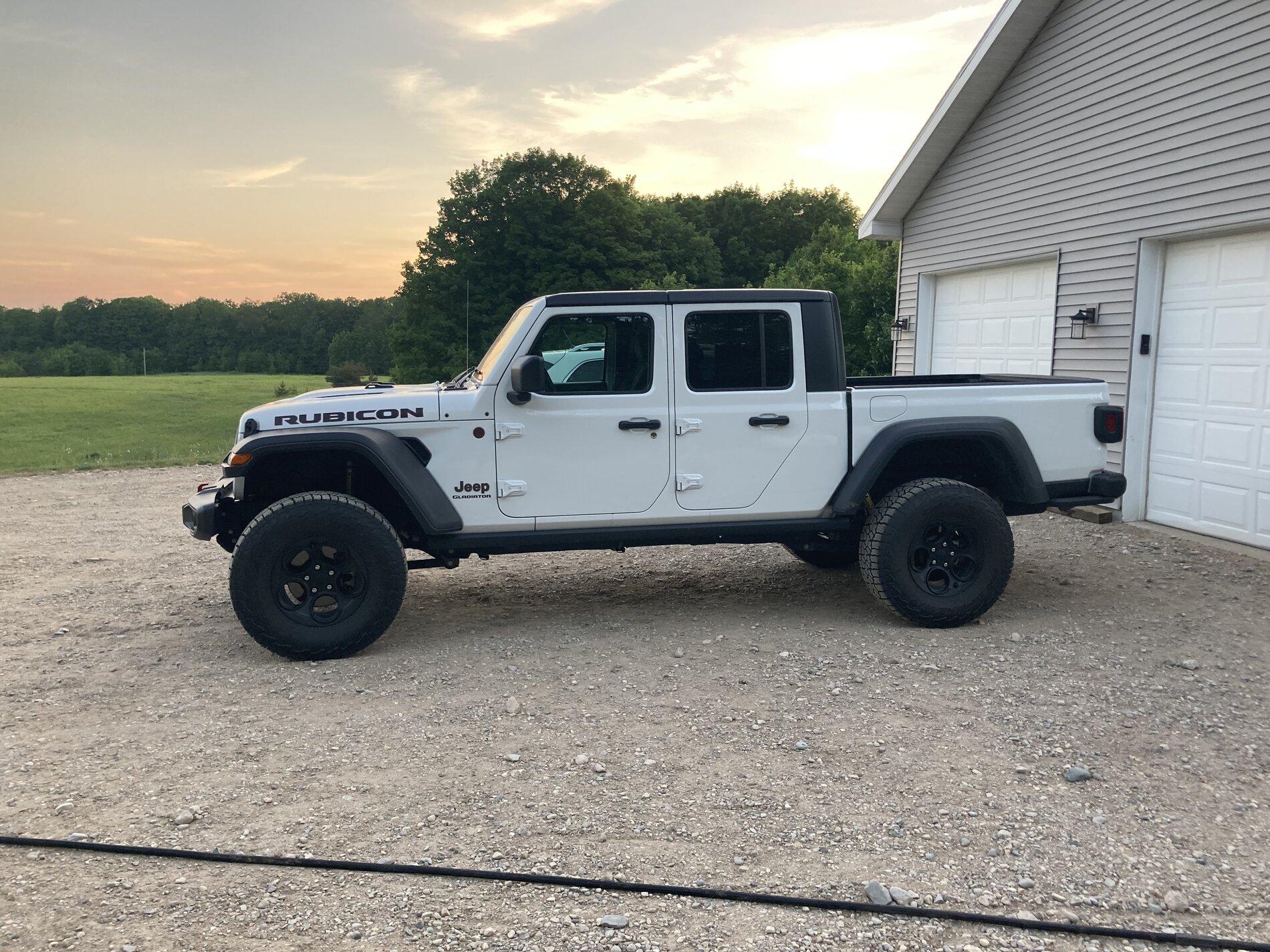 Jeep Gladiator BRIGHT WHITE Gladiator JT Club 723B6DD3-99E2-41DB-8277-AAA86FF03A6B