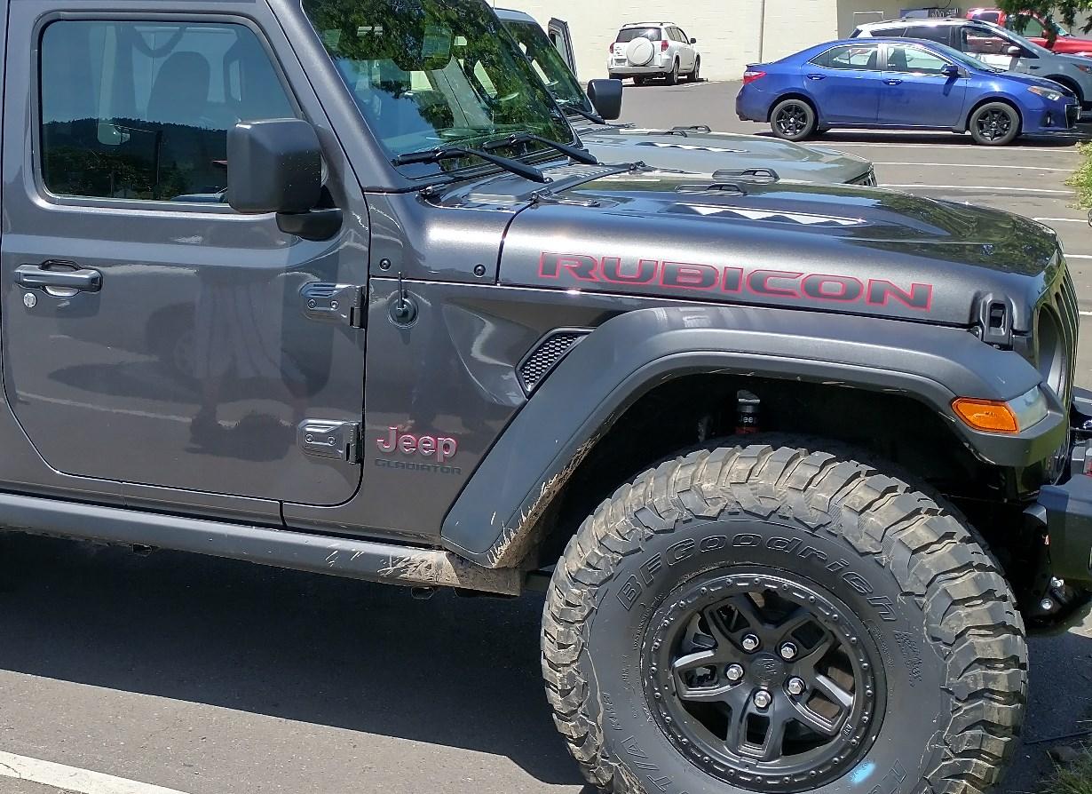 Jeep Gladiator Black fender flares instead of body color A