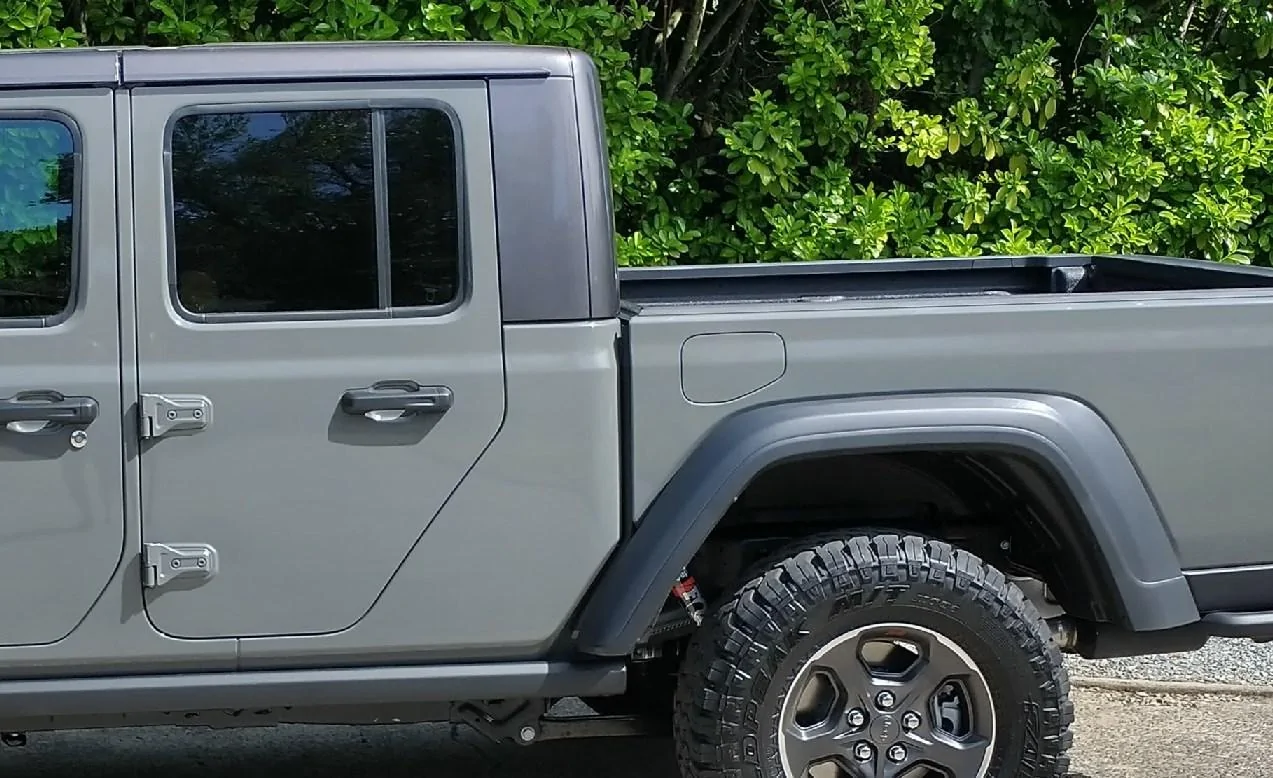 Jeep Gladiator Black fender flares instead of body color B