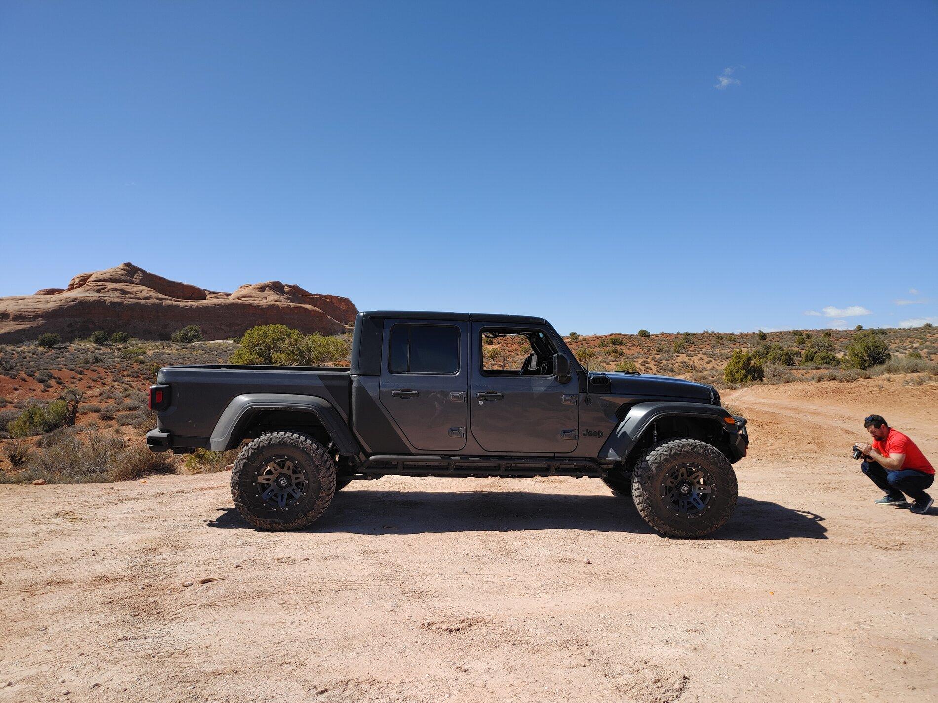 Jeep Gladiator Vinyl wrap accents 0327211426a