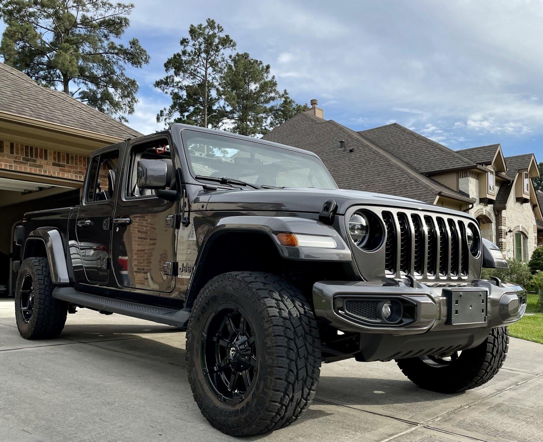 Jeep Gladiator Black fender flares instead of body color 83525C66-DB19-4FEA-AE40-CC21860E090A