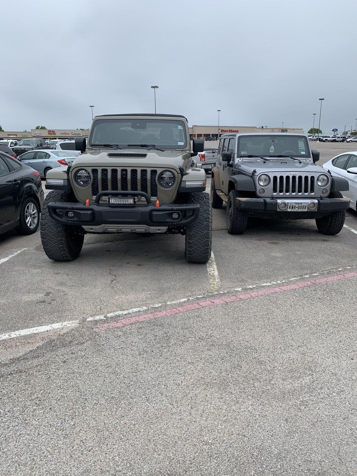 Jeep Gladiator Jeeps Parking Next To Jeeps 11A83B86-F800-47DB-8085-D107747F5049