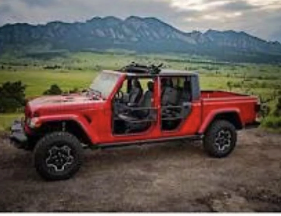 Jeep Gladiator Please tell me there's other soft top options ACE2B9C9-EFEC-44C6-AF08-07B432E136E1