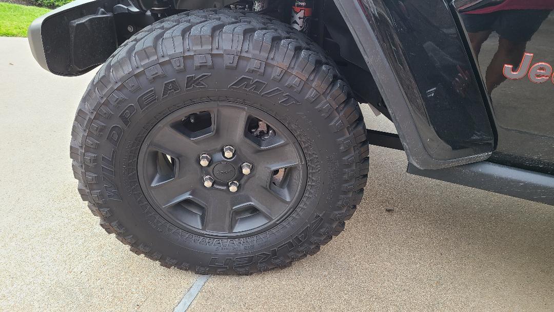 Jeep Gladiator 4 Mojave wheels and tires 1