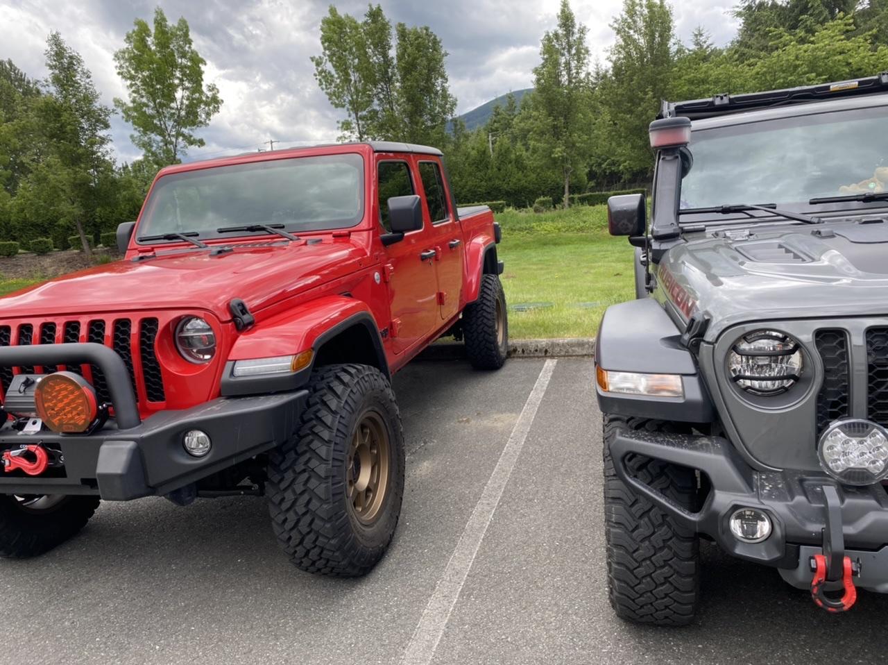Jeep Gladiator Jeeps Parking Next To Jeeps DC58588B-E2B3-4034-B4A3-7EC6EB61DAF5