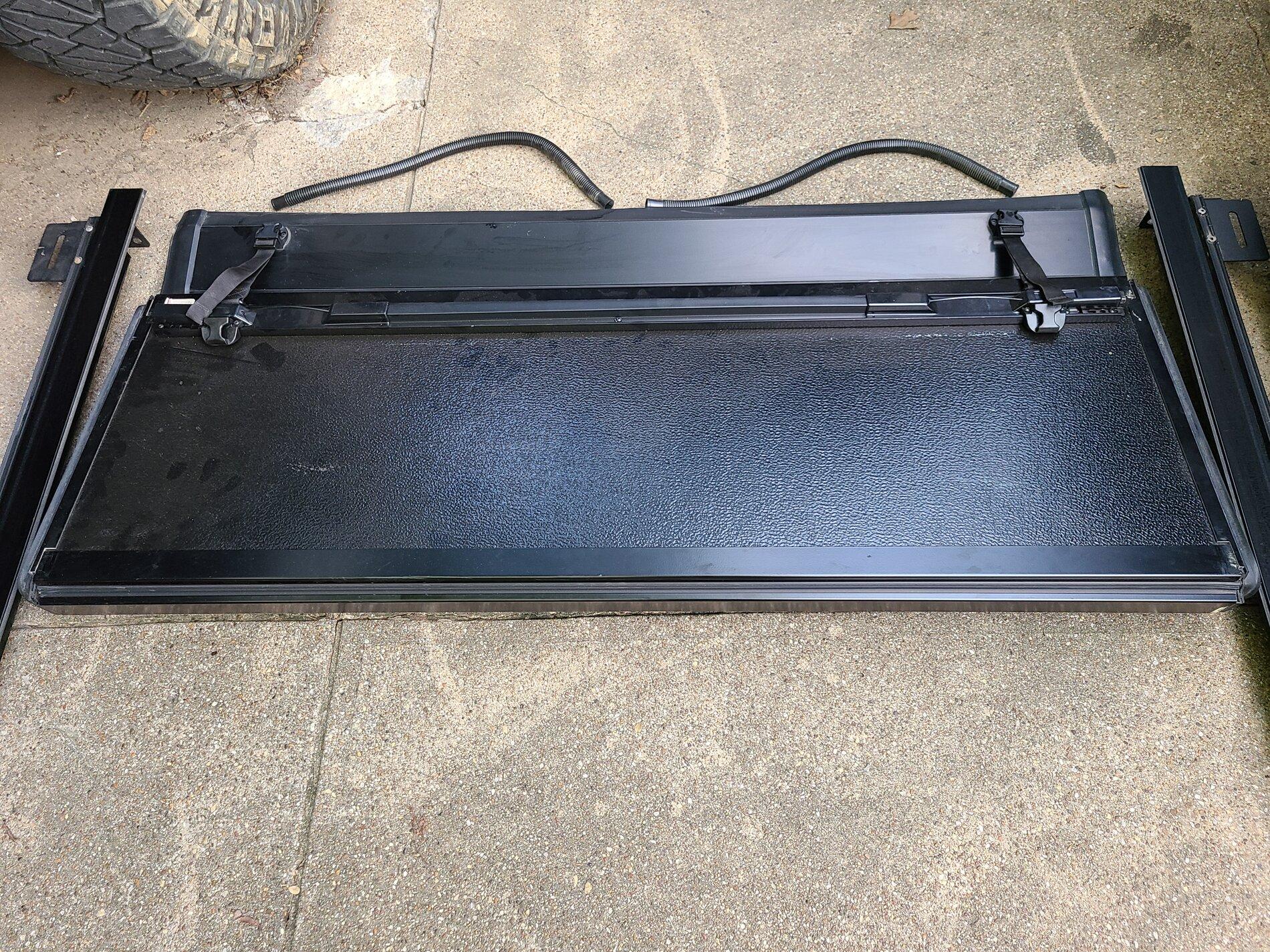 Jeep Gladiator Mopar Hard Tri-Fold Tonneau Cover 20210610_194155