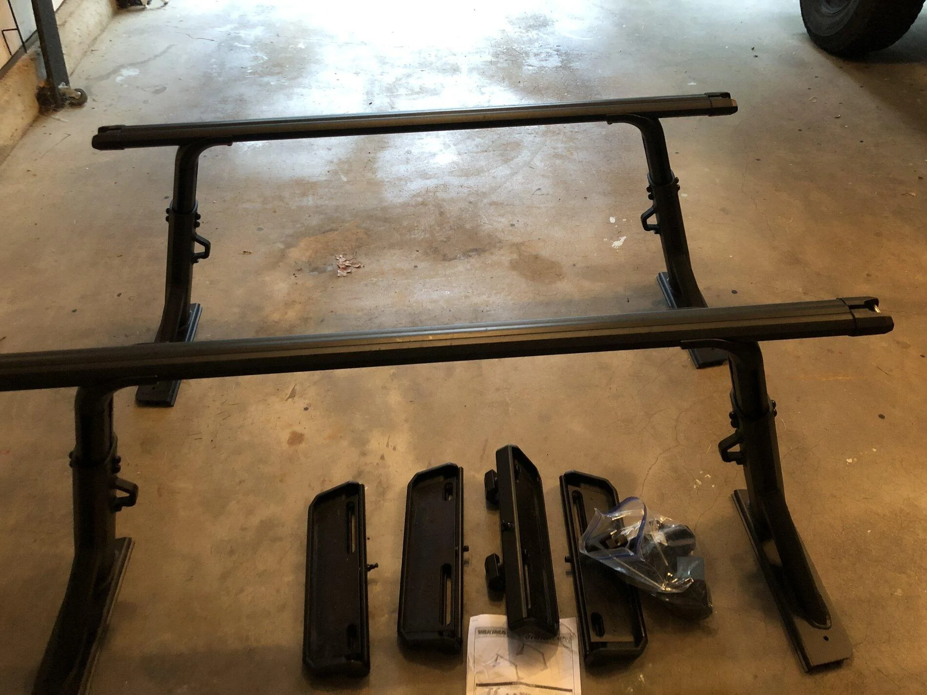 Jeep Gladiator SOLD Yakima Overhaul HD Adjustable Bed Rack with Crossbars $700 16203705-8246-4BFE-B585-E97E8096F762