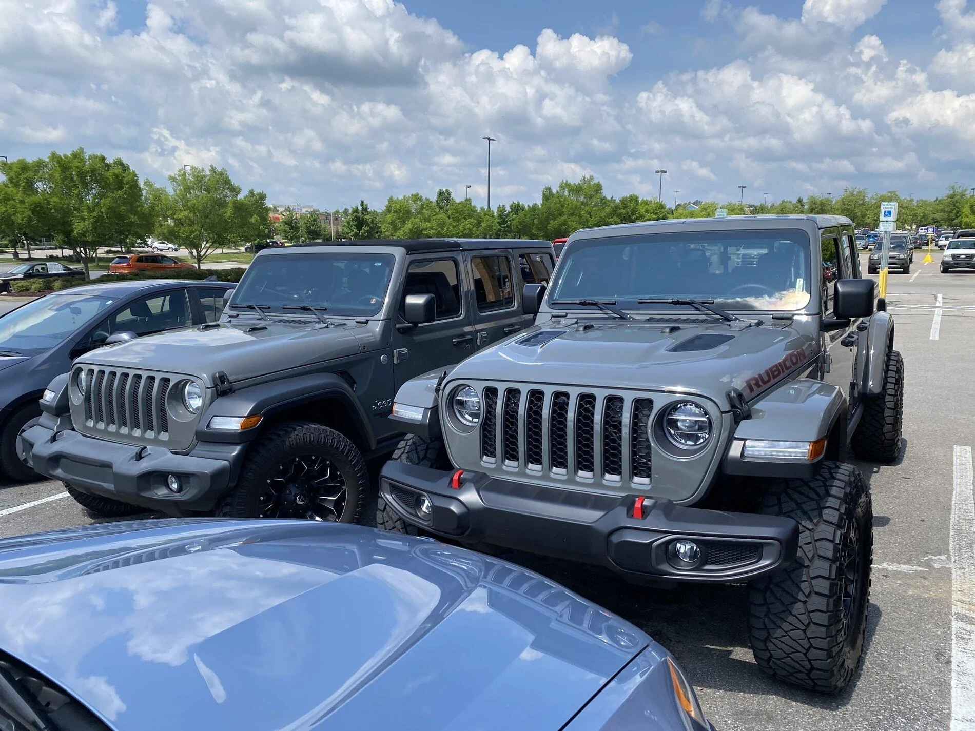 Jeep Gladiator Jeeps Parking Next To Jeeps E5EDF340-8EF0-4649-9978-38E0E3DF36E2