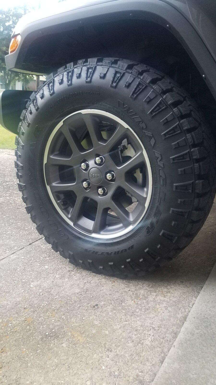 Jeep Gladiator 33’s on sport with no lift 20210613_171812