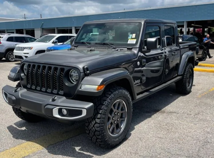 Jeep Gladiator 33’s on sport with no lift 20210613_182831