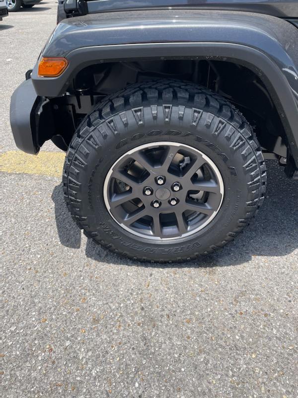 Jeep Gladiator 33’s on sport with no lift IMG_0663