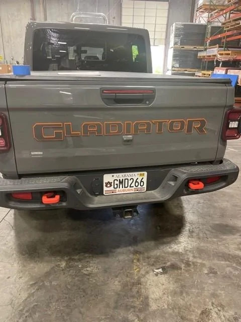 Jeep Gladiator "JEEP" tailgate badge mods? Gladiator tailgate badg
