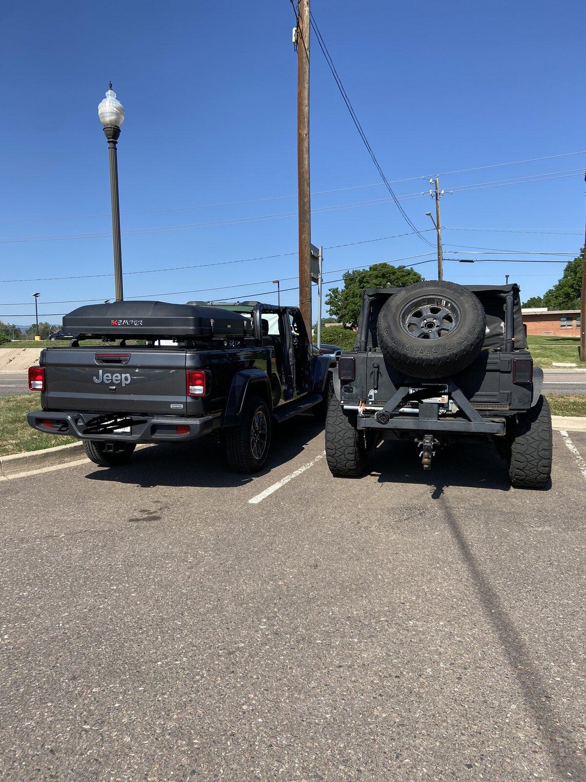 Jeep Gladiator Jeeps Parking Next To Jeeps 0A6298BD-C4D9-4D79-A7BB-8D9FD168719C