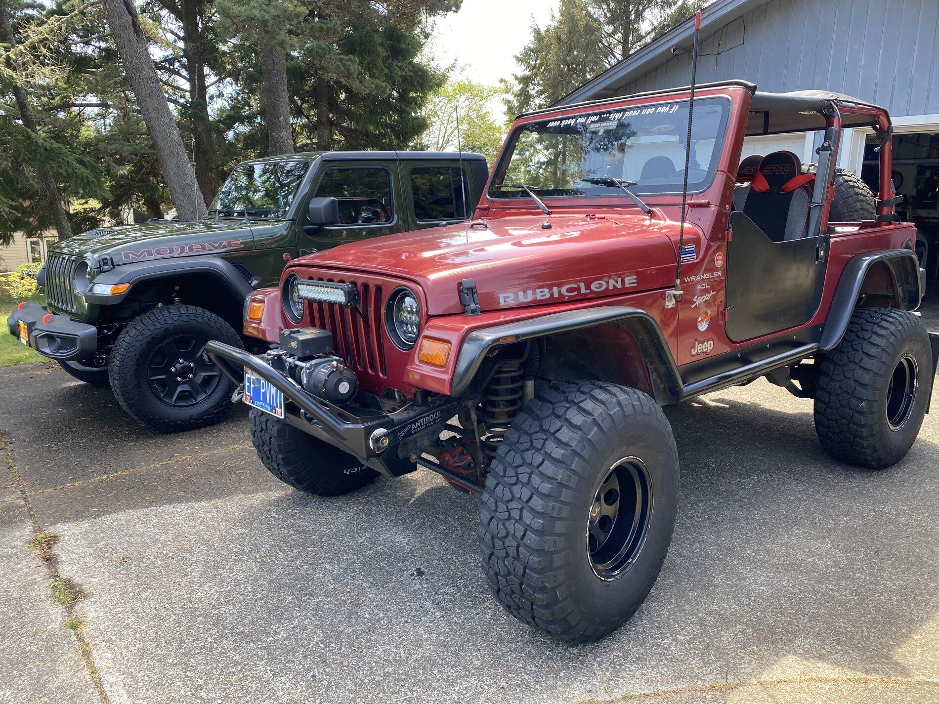 Jeep Gladiator Jeeps Parking Next To Jeeps 59B95525-E9C3-464C-9E59-CE351AD6A9B2