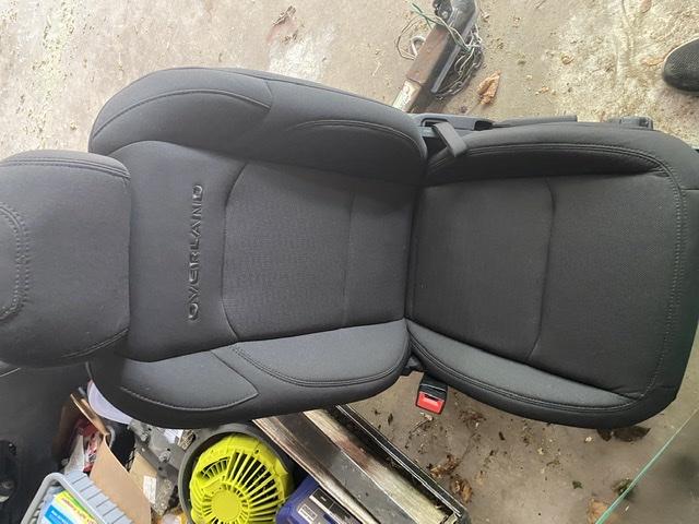 Jeep Gladiator Overland cloth seats and console. $300ILLINOIS D6985D1A-2690-4451-9CFA-BCE5DB70B2D8