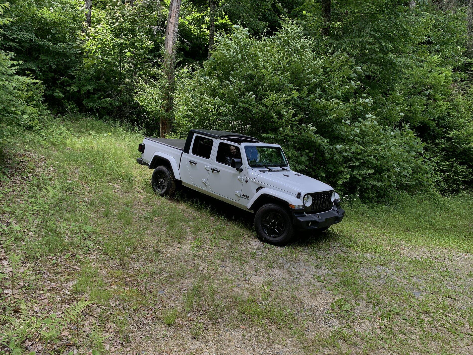 Jeep Gladiator BRIGHT WHITE Gladiator JT Club 94A29631-691F-43C0-BDD3-0E22E9229673