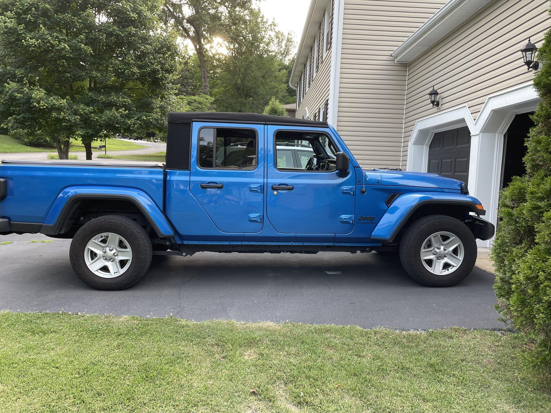 Jeep Gladiator Metal Corner Poking Through Soft Top C79302FC-BCD4-498F-A55C-96D78154A205