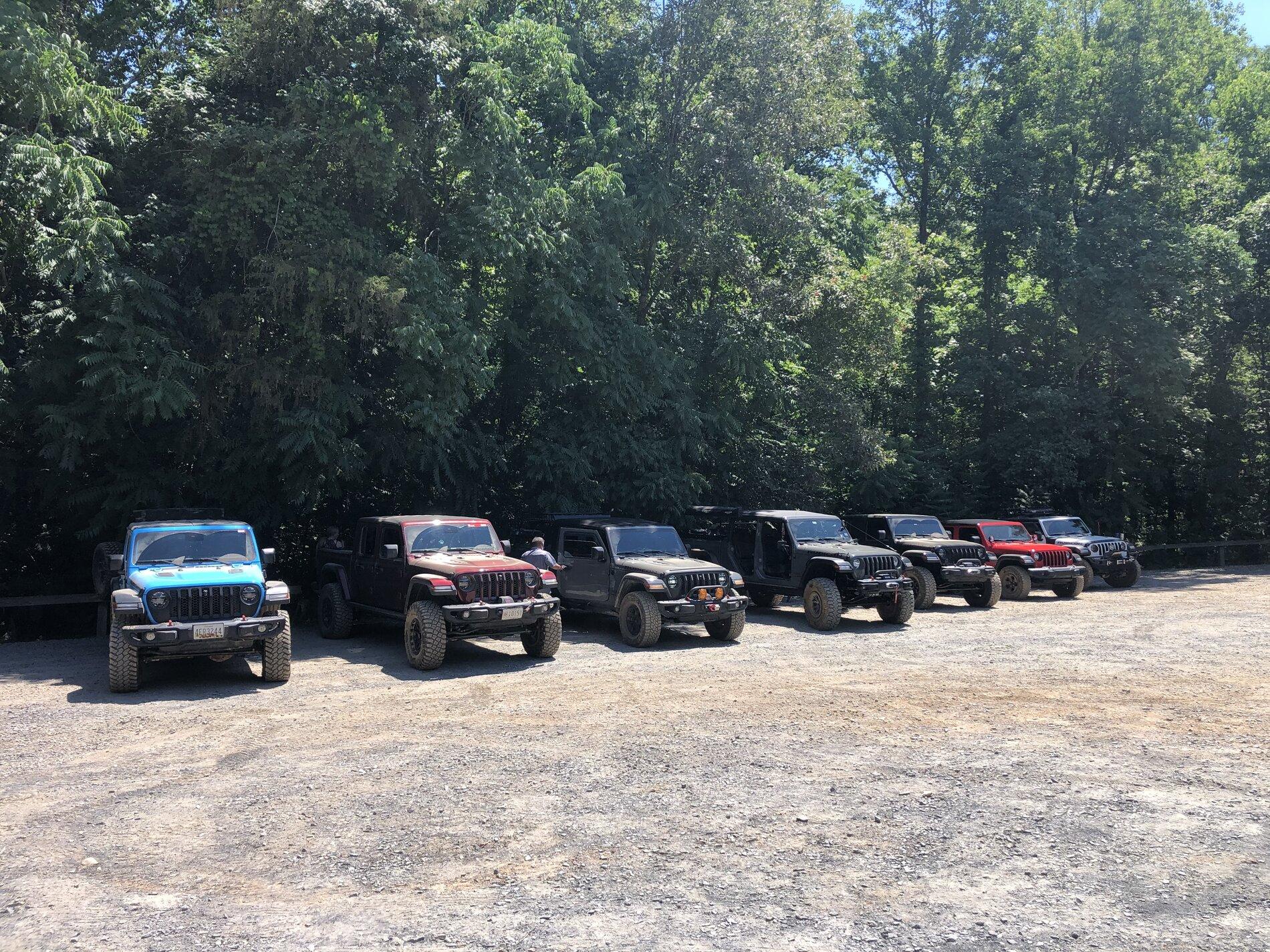 Jeep Gladiator Jeeps Parking Next To Jeeps 4F44B051-47F9-4024-8B73-A163792068FB