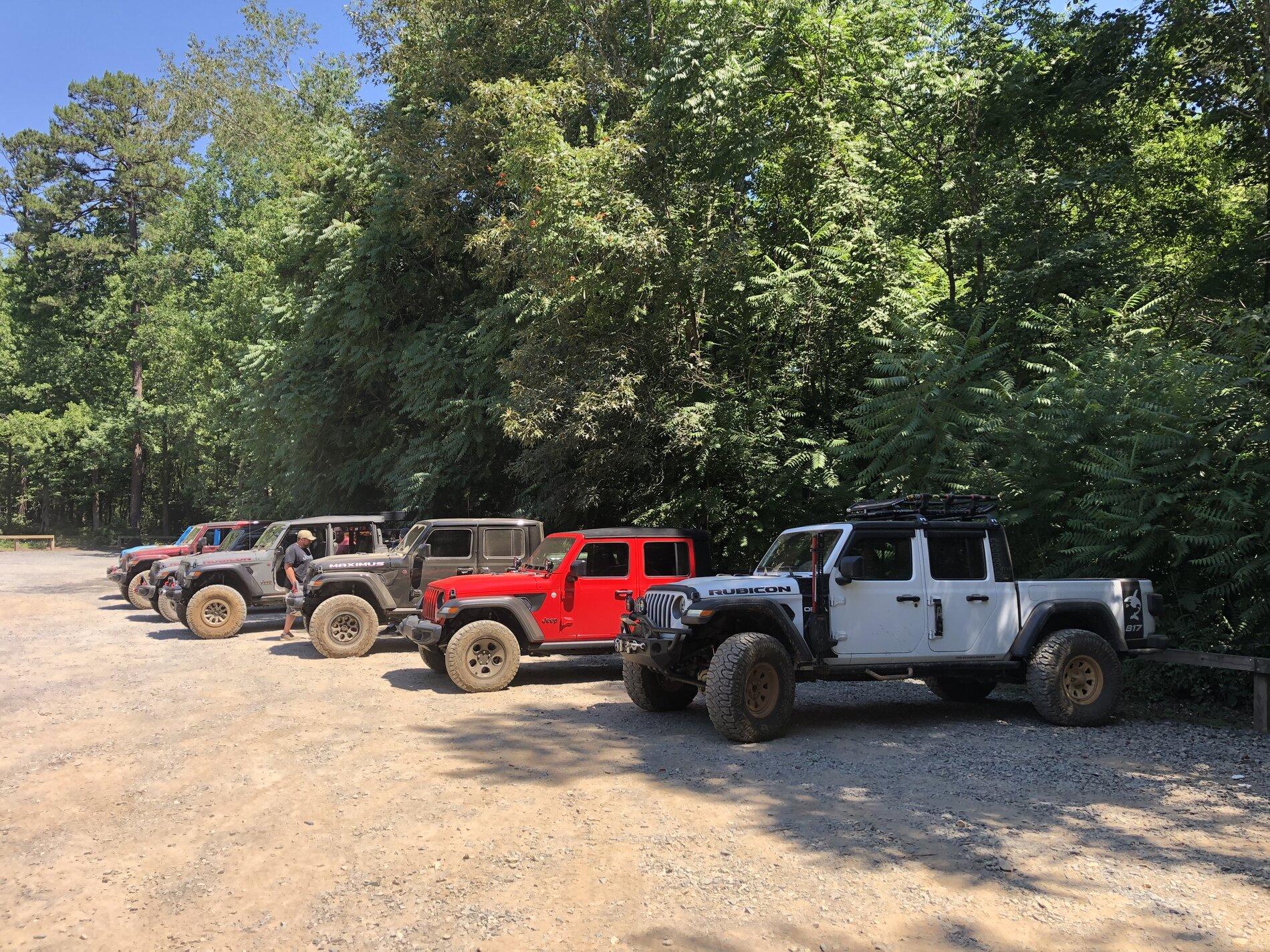 Jeep Gladiator Jeeps Parking Next To Jeeps 5F500E6C-B1B4-439C-8E63-D87E8167DB33