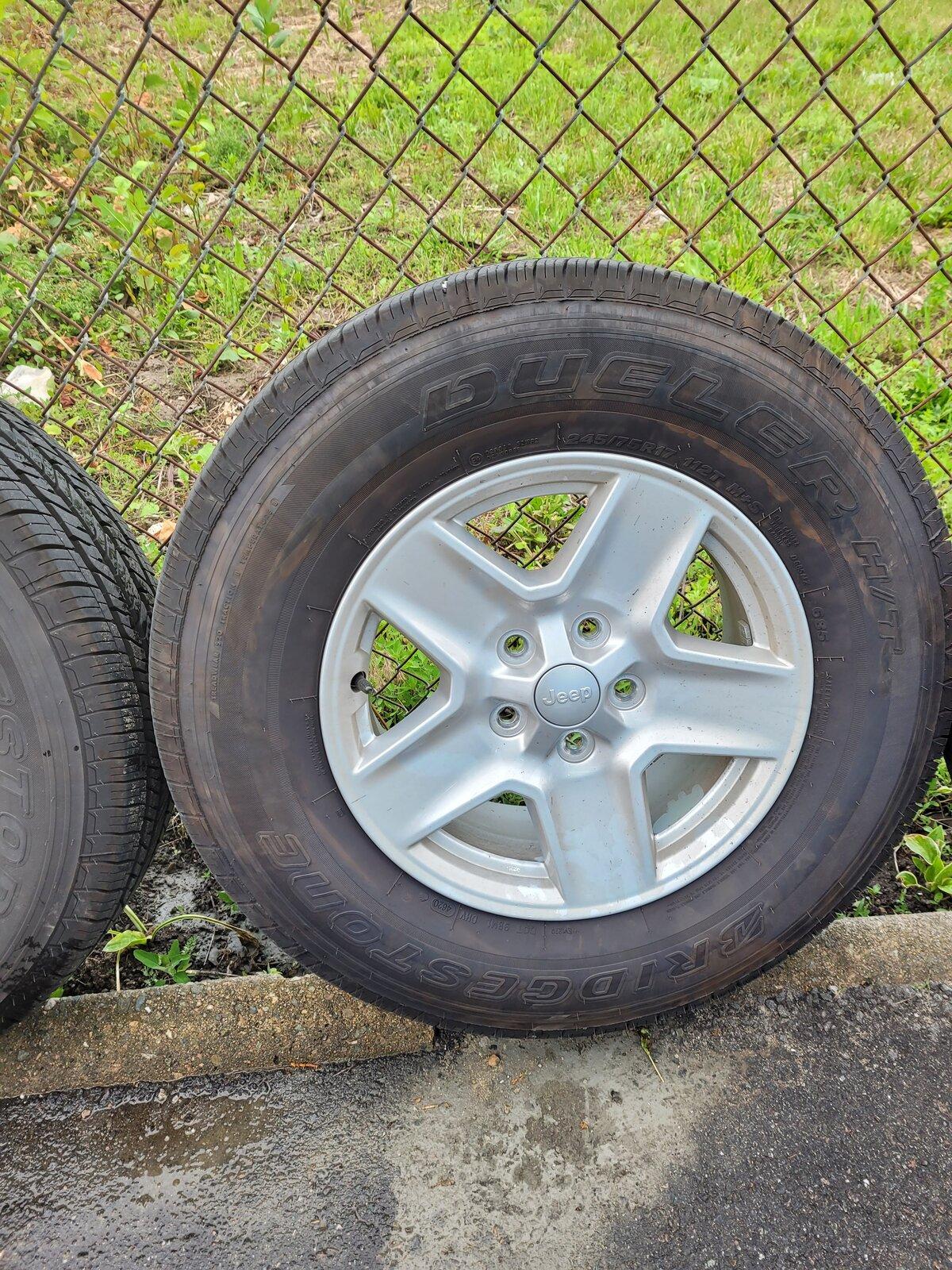 Jeep Gladiator 2021 Sport OEM Wheels and tires with Spare 20210618_190154
