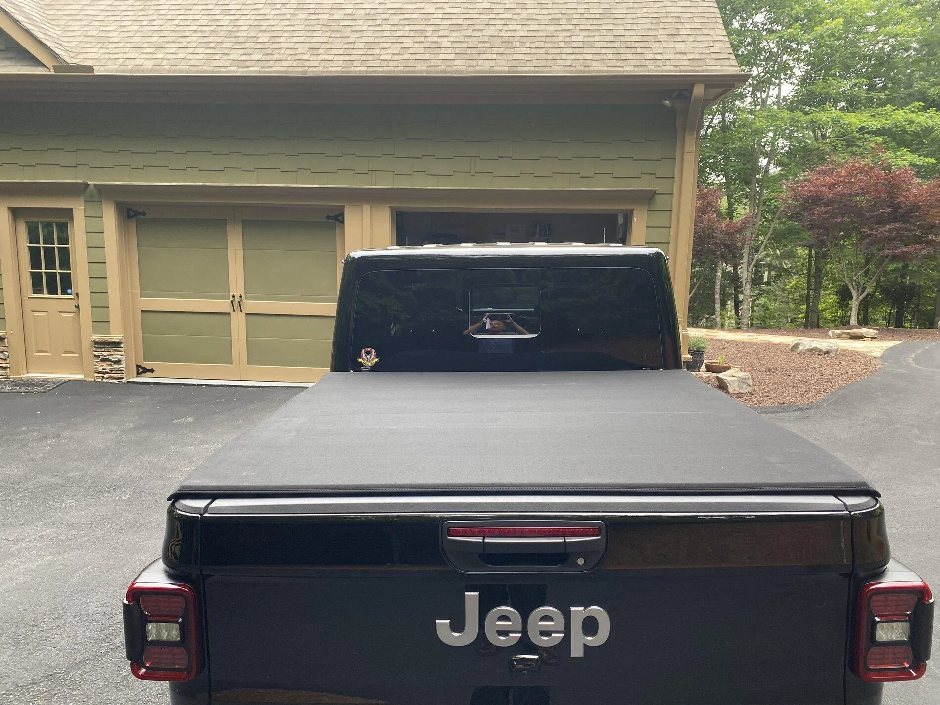 Jeep Gladiator Soft OEM roll up bed cover. BEAA0550-058D-44B6-A55A-EEE263F79B8C