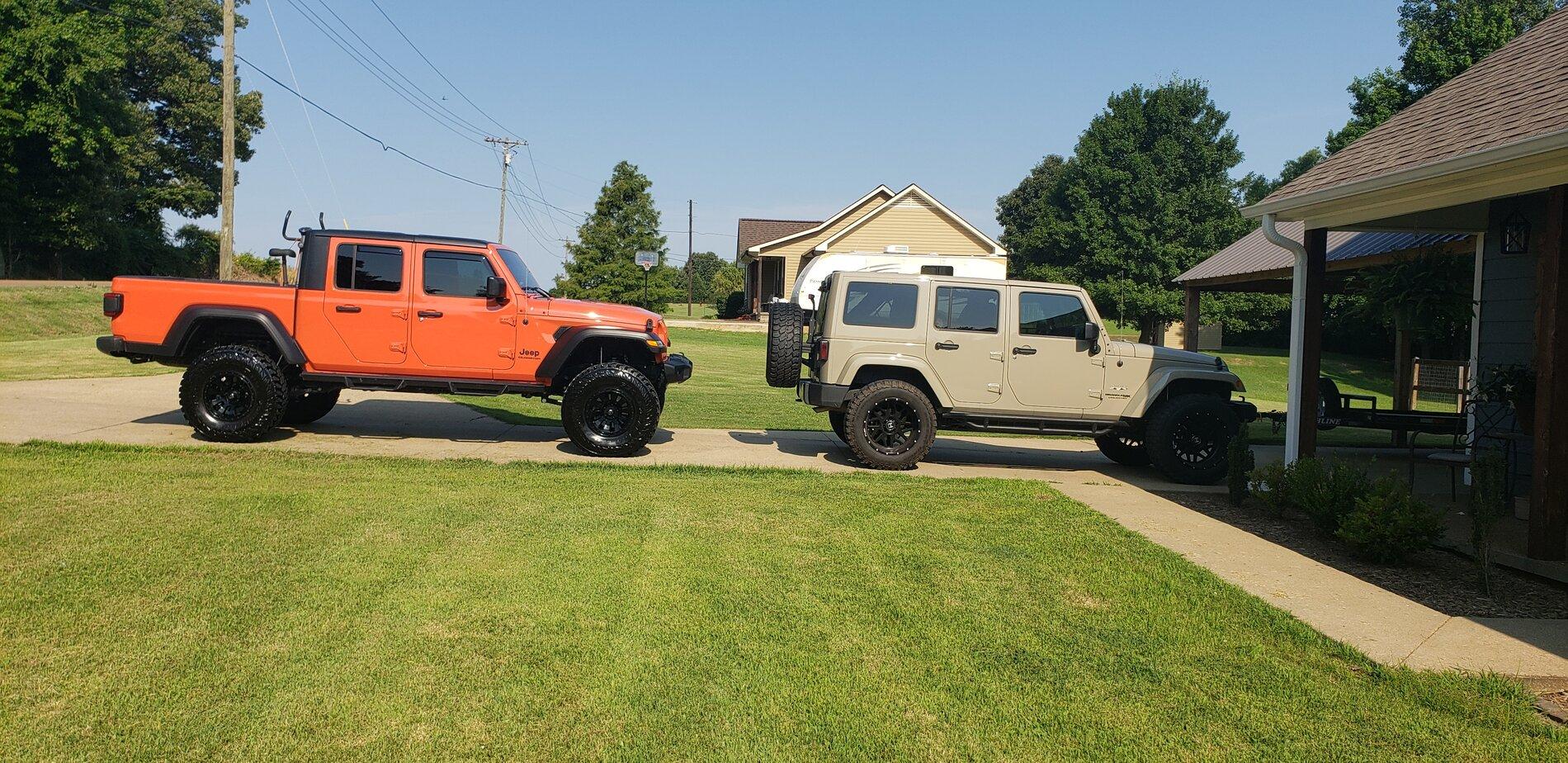 Jeep Gladiator Jeeps Parking Next To Jeeps 20210620_085107