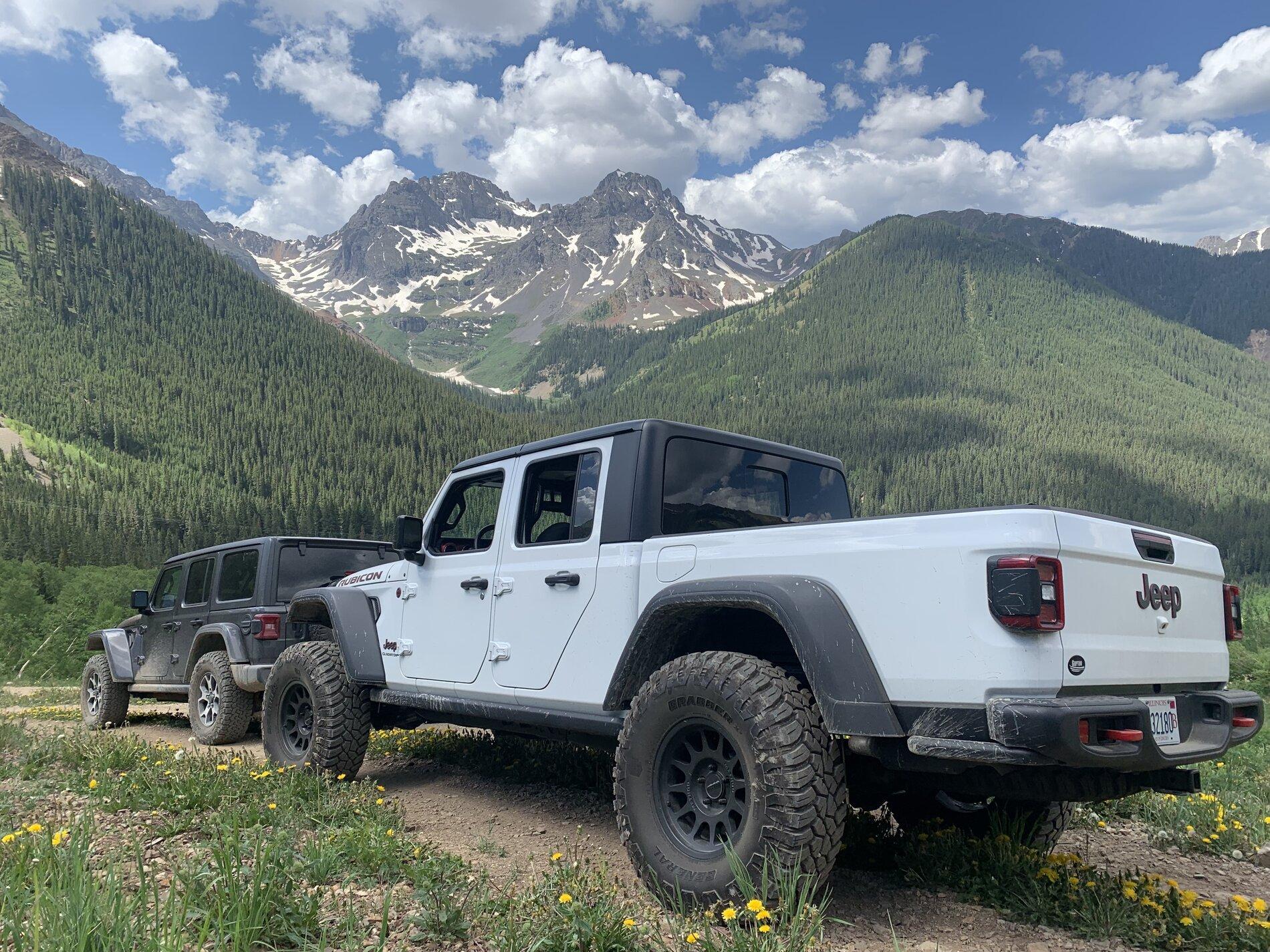 Jeep Gladiator BRIGHT WHITE Gladiator JT Club 44E38423-934C-4BE4-B418-81CAB3D49AF2