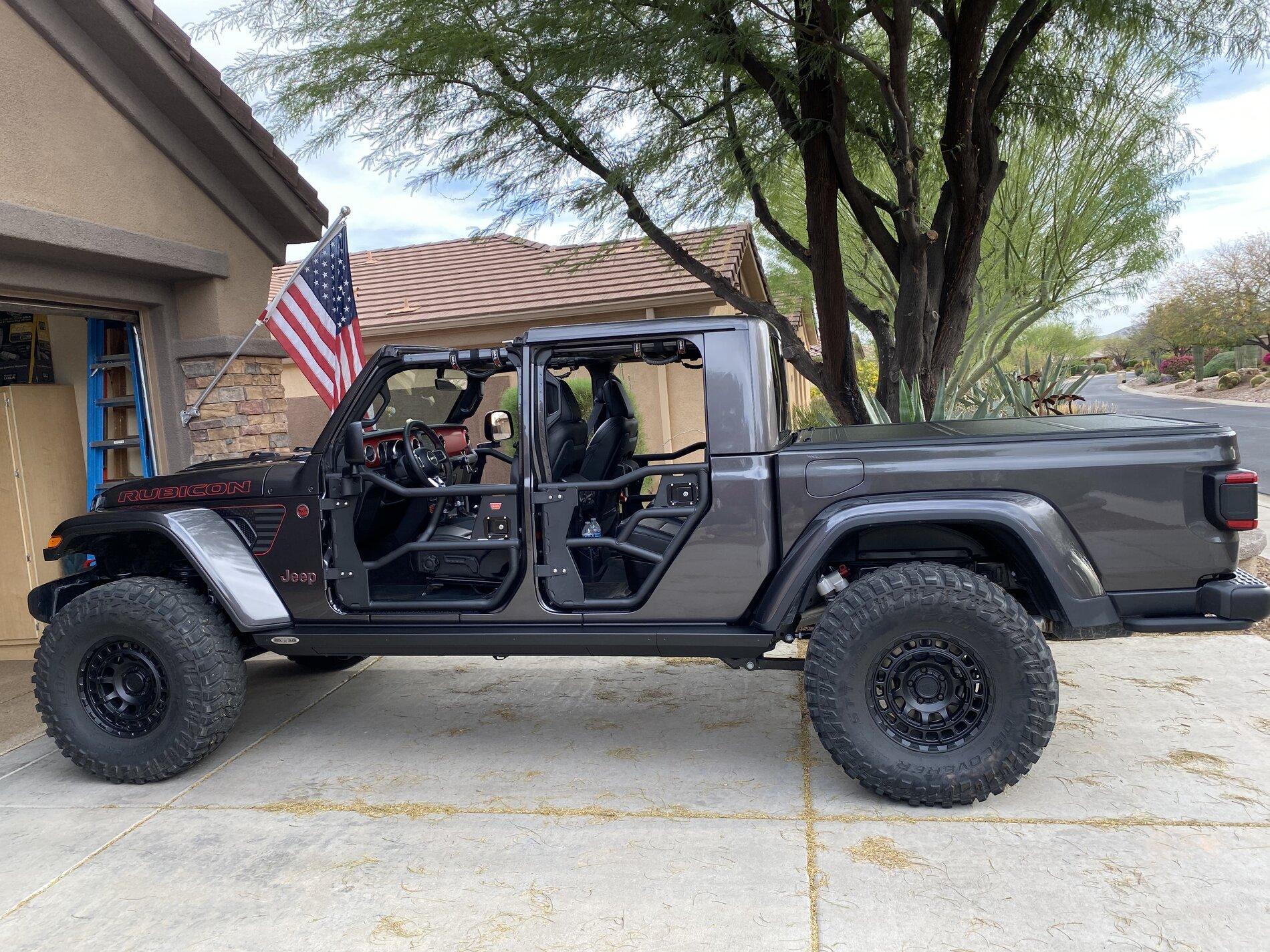 Jeep Gladiator Bronco looks legit 19C34216-0638-4C90-907A-24397187B40C
