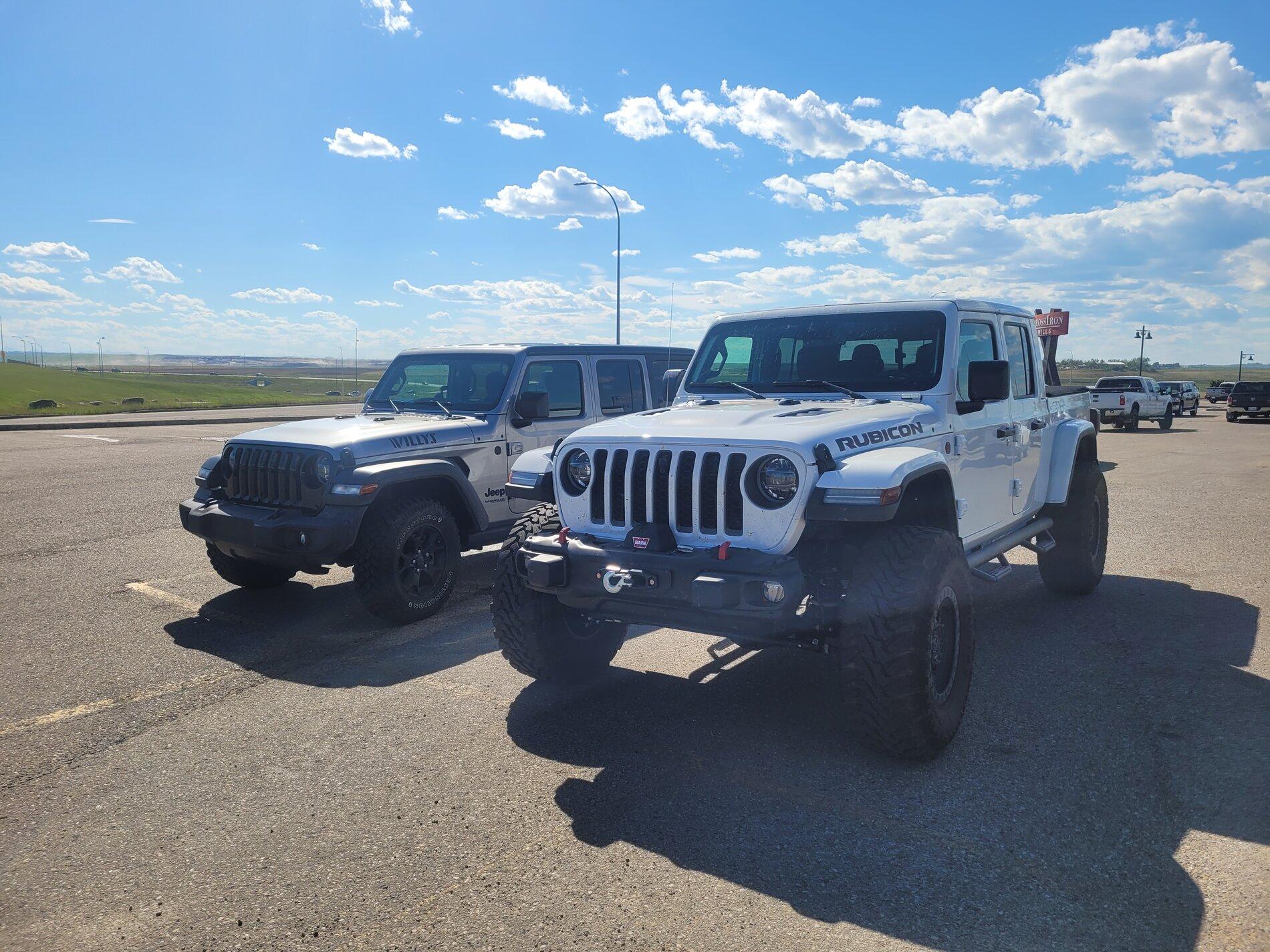 Jeep Gladiator Jeeps Parking Next To Jeeps 20210622_170811