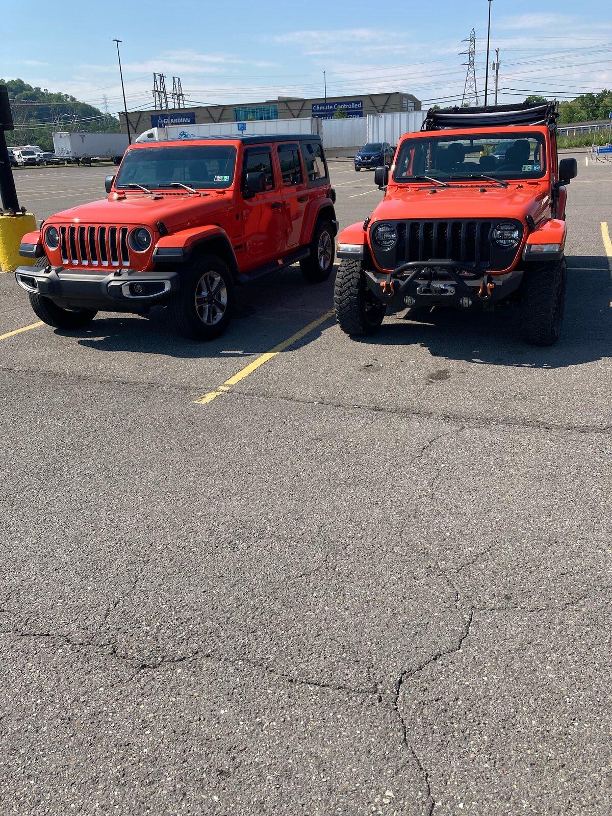 Jeep Gladiator Jeeps Parking Next To Jeeps 5DFDBE43-C7C2-4B56-B2F7-22B0971DC789