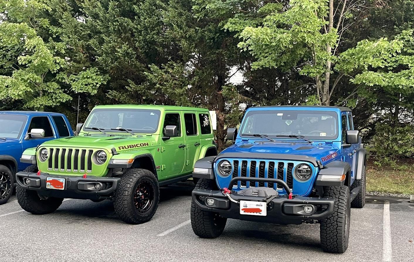 Jeep Gladiator Jeeps Parking Next To Jeeps E5BA8B87-EF94-4CE5-B38A-28DC21AD9F1F