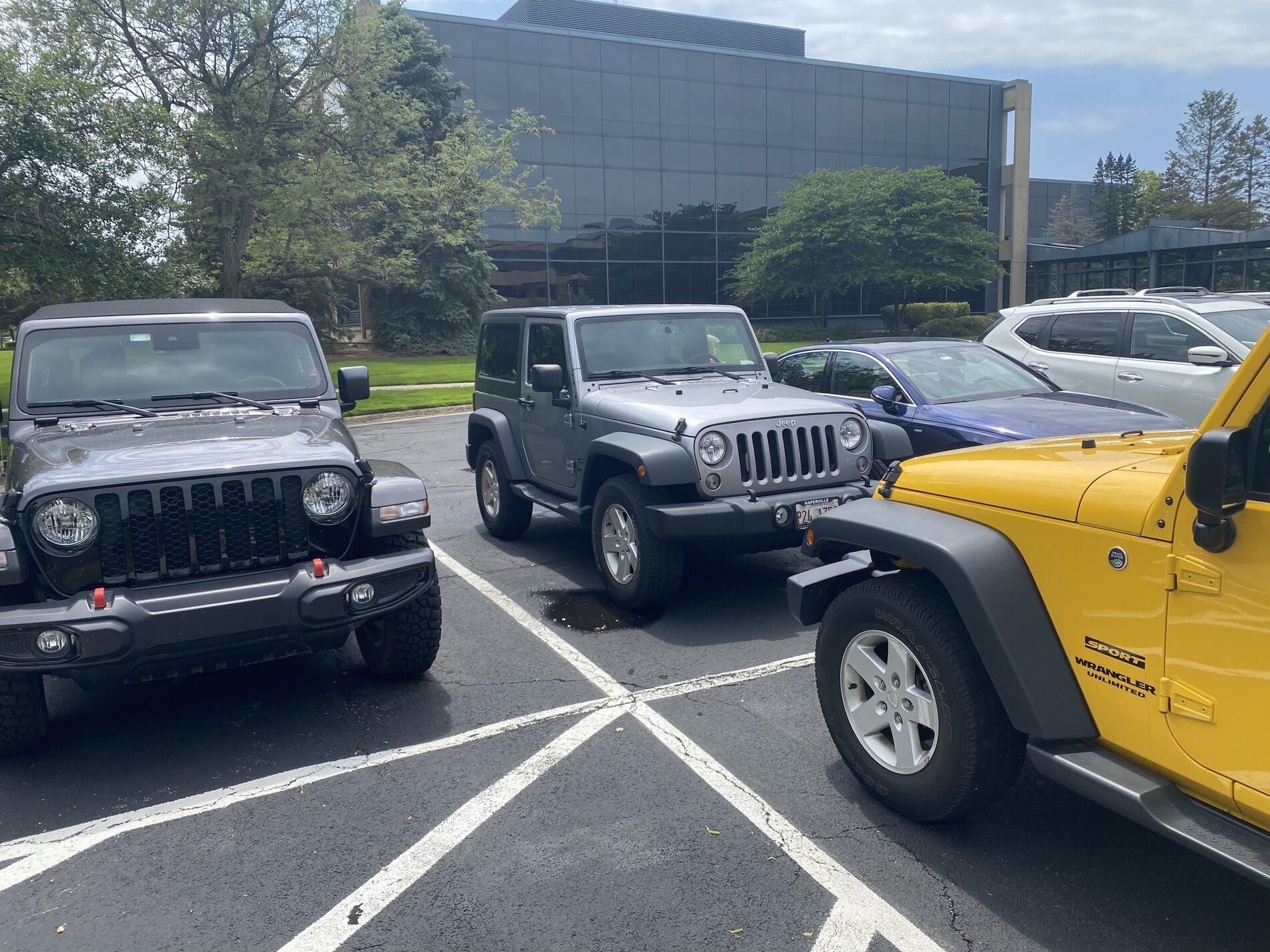 Jeep Gladiator Jeeps Parking Next To Jeeps 73D56EC7-B966-4FAD-94FA-E8253FC16E65