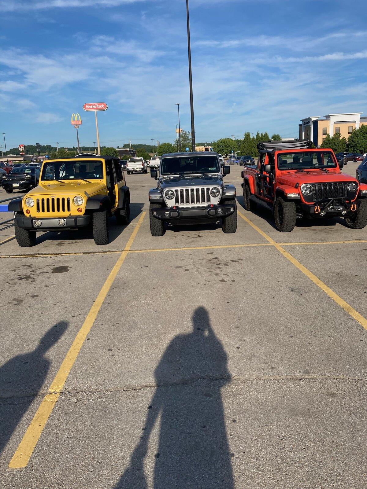 Jeep Gladiator Jeeps Parking Next To Jeeps BB73E91D-B72E-4F02-8538-FB826782989C