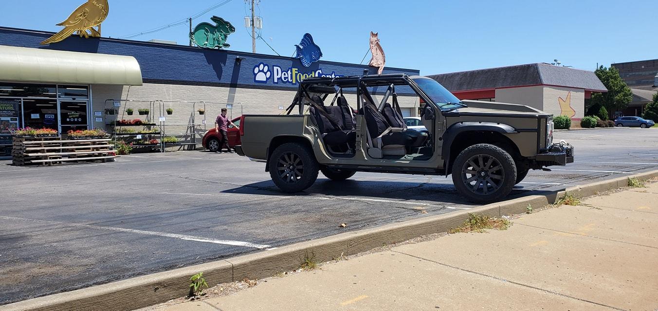 Jeep Gladiator Versus whatever this thing is... 205558670_10161083307929148_2417338671244096258_n
