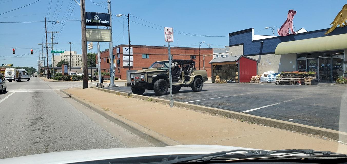 Jeep Gladiator Versus whatever this thing is... 205753201_10161083307664148_5379621039036444221_n