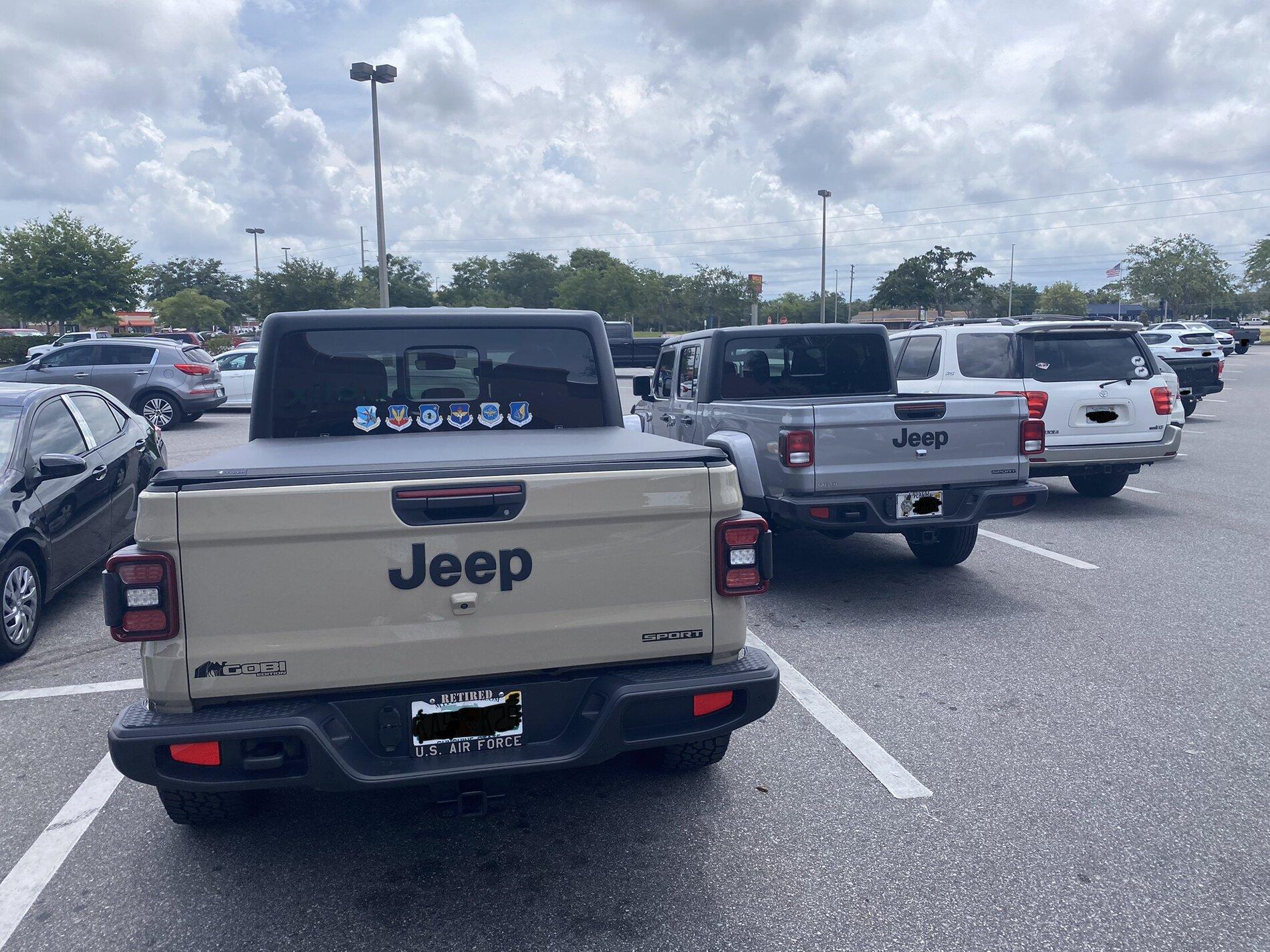 Jeep Gladiator Jeeps Parking Next To Jeeps FBF4F2C4-6924-4C1C-A2BE-CA43648F3529