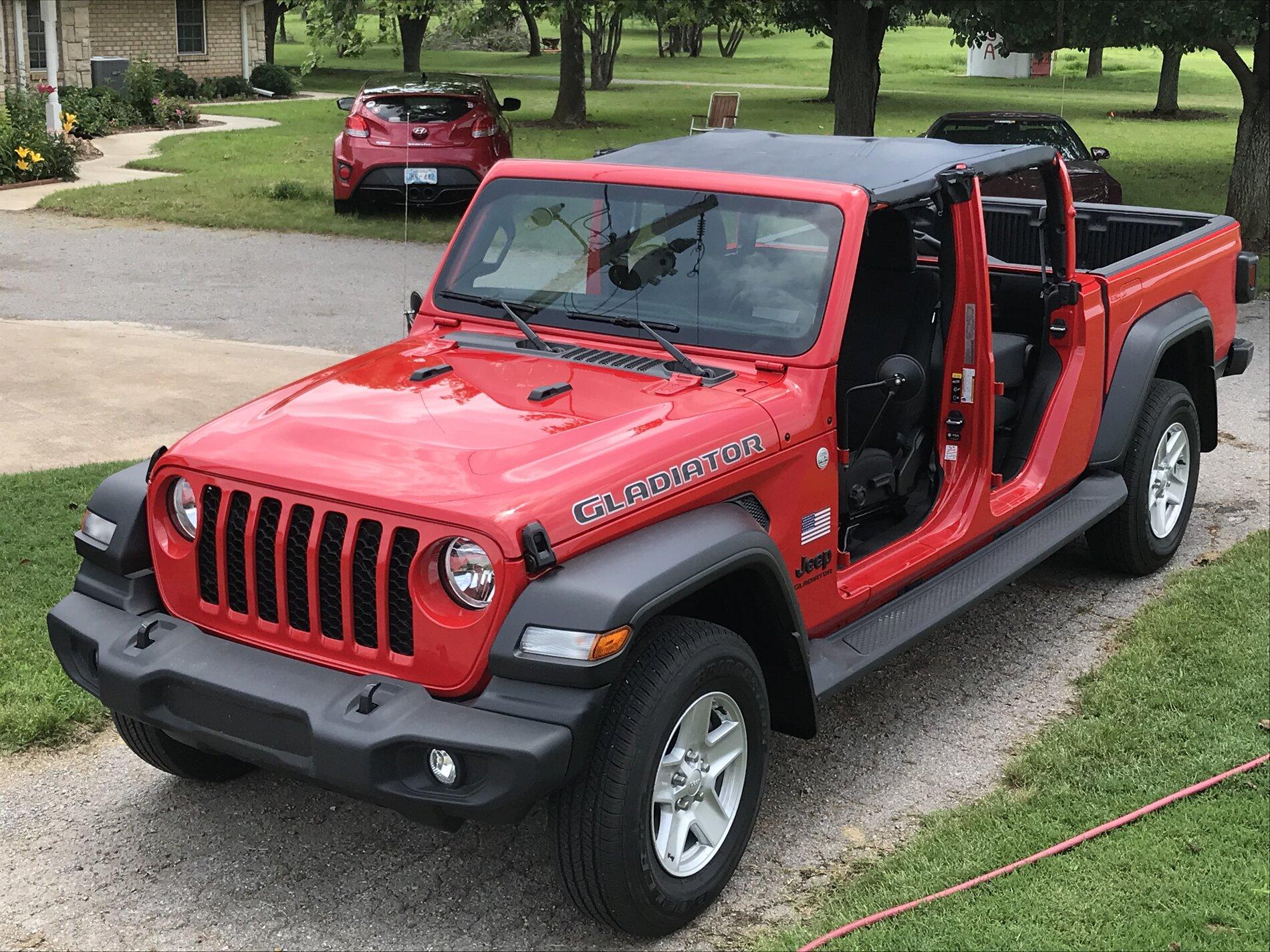 Jeep Gladiator Sport vs Sport S 9E7C3A6A-201E-4C1B-BCC1-AA3EF4F4B772