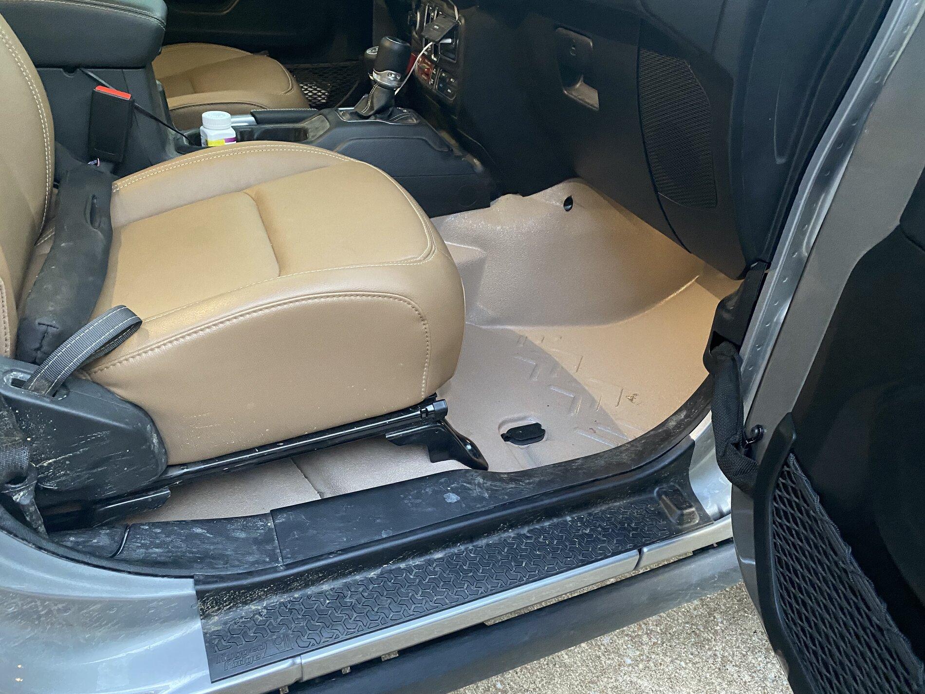 Jeep Gladiator Anyone remove the carpet? 3B96A641-A726-4BBD-9A84-A518569786AD