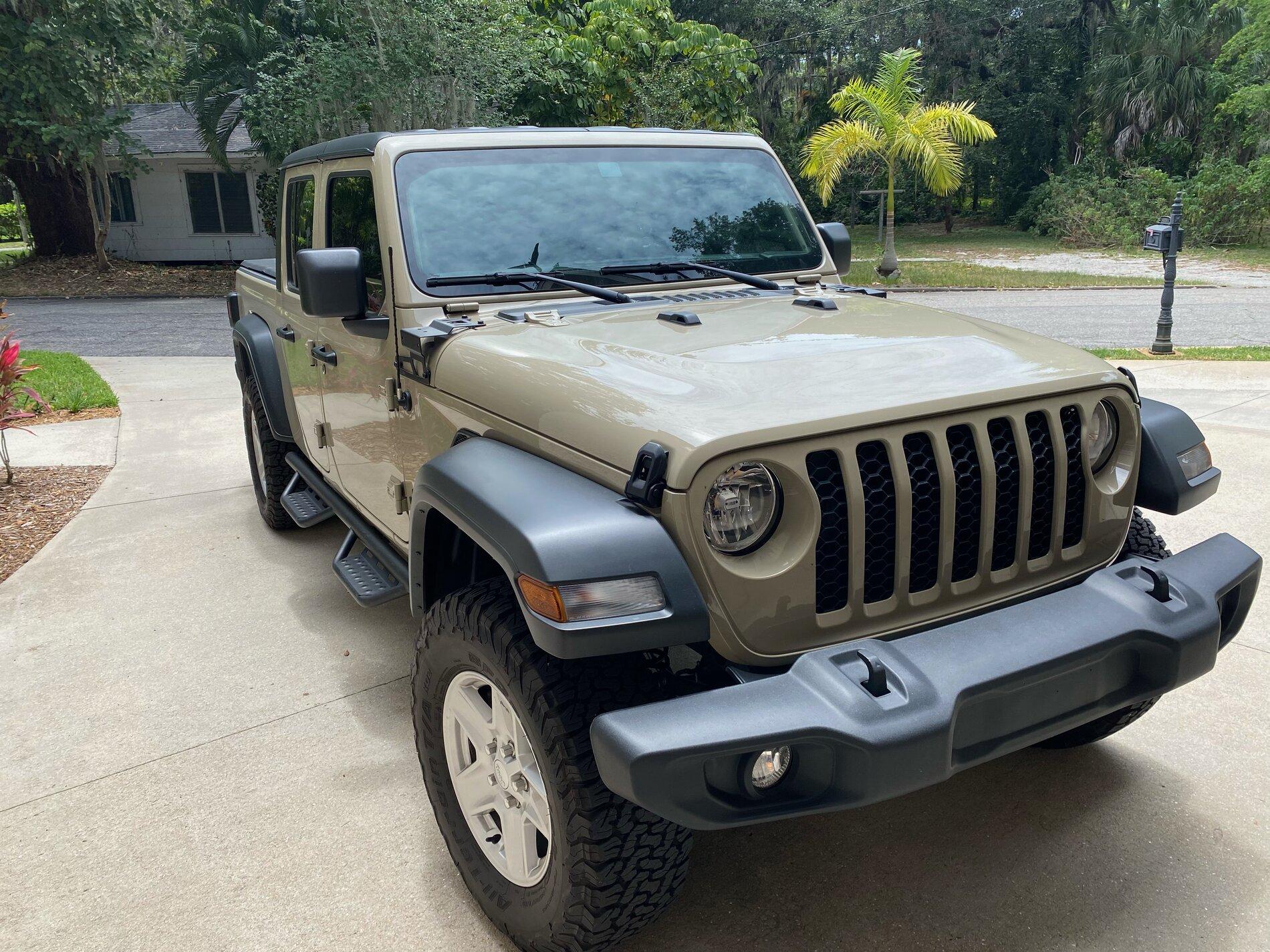 Jeep Gladiator 2020 Jeep Gladiator Sport S Gobi 13k miles IMG_2304.JPG