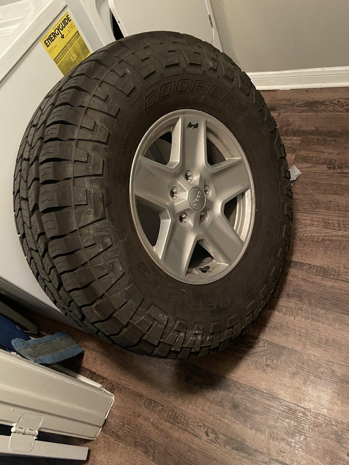 Jeep Gladiator 2-Cooper Discoverer AT3 XLT 315/70r17 including oem wheels CE1A47EB-6941-4027-A2BC-098EF0FFB9BF